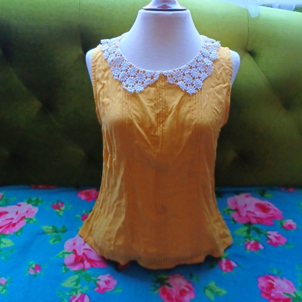 Yellow sleeveless blouse white lace Peter pan collar button back sz M modcloth